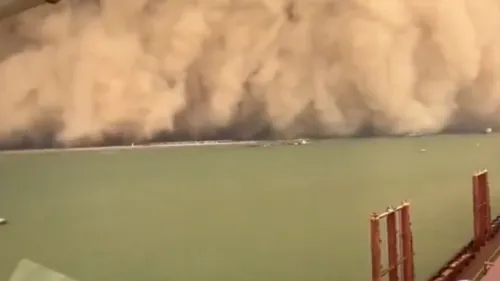 Tempestade fehcou dois portos no Canal de Suez