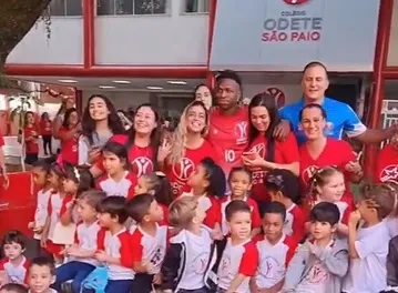 Vini Jr visitou a escola na quinta (29) e foi muito festejado por todos