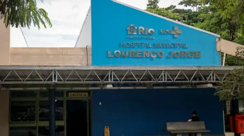 Jovem foi levada para o hospital municipal Lourenço Jorge, na Barra, onde está em estado grave