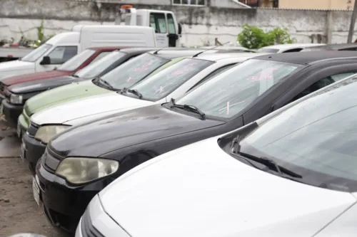 Os carros estão disponíveis para inspeção visual no pátio da Prefeitura