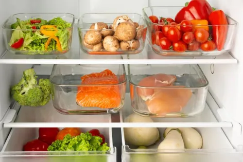 Geladeira parou de funcionar enquanto os donos estavam viajando e a comida estragou