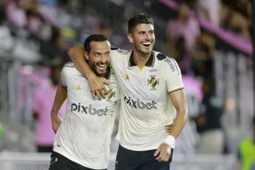 Nenê comemora gol com Pedro Raul