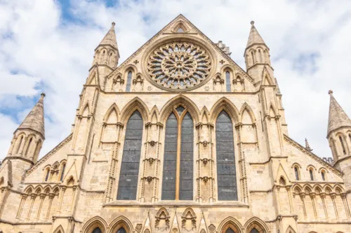 Catedral do Reino Unido é alvo de investigações por suspeita de uma orgia durante a pandemia da Covid-19