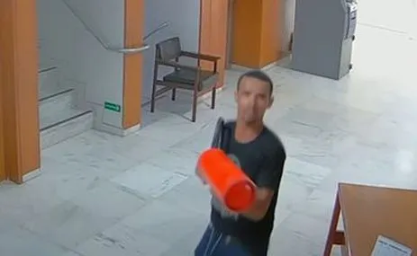 Frame de vídeo de câmera de segurança mostra vândalo em ação