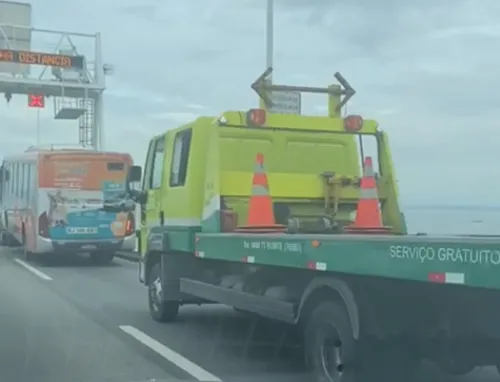 O reboque já está na pista para remover o veículo