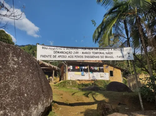 Cartaz na entrada da Aldeia em Paraty