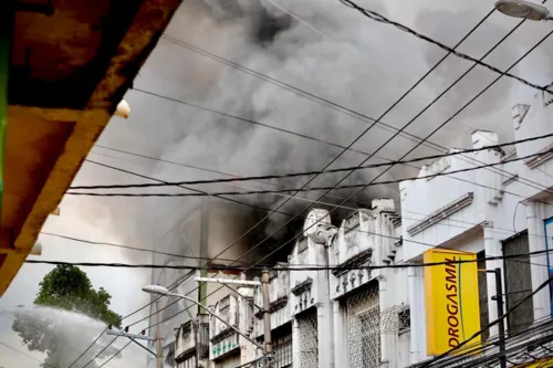 Incêndio consumiu o centro comercial no centro do município