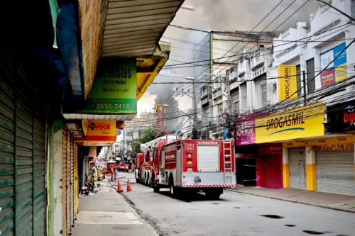 Bombeiros de cinco quartéis combatem as chamas