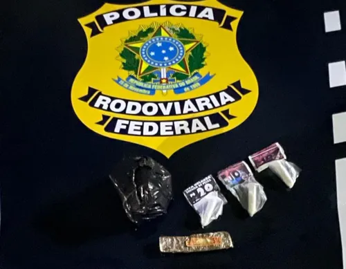 Pacotes com crack, maconha e cocaína foram apreendidos pela Polícia Federal