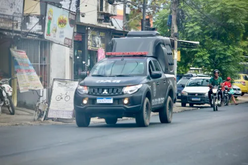 As viaturas da polícia seguem atuando na área