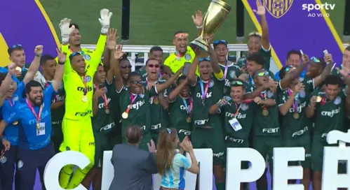 Time do Palmeiras ergue a taça da Copa São Paulo de Futebol Júnior 2023