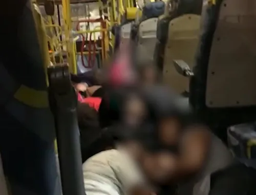 Ônibus ficou no meio da linha de confronto