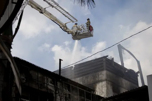 Centro comercial ficou completamente destruído