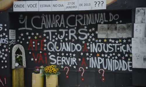 Frente da casa noturna tem diversas mensagens