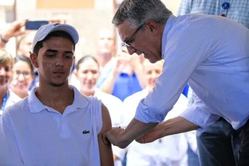 Ministro aplicando a primeira dose de vacina no novo Super Centro de Vacinação