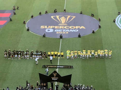 Jogadores entraram em campo usando o número 10