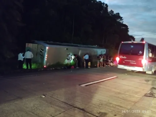 Ônibus toma e deixa pelo meos 20 feridos