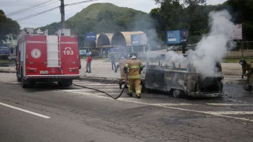 Bombeiros  foram acionados para o local e conseguiram apagar as chamas