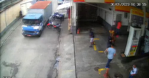 Caminhão teria perdido o freio e desceu a rua em alta velocidade