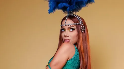 Anitta realizou neste domingo  (29) um ensaio de seu bloco no Rio