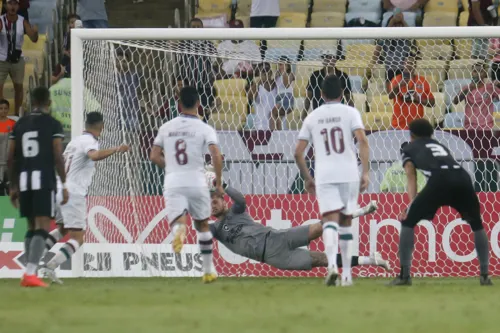 Lucas Perri defende a cobrança de pênalti de Calegari