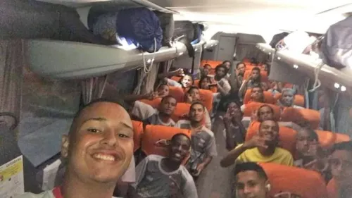 O clique mostra os jogadores a caminho de Ubaporanga para torneio de futebol