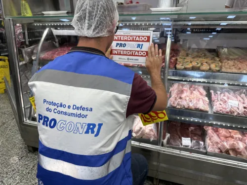 Além de impróprios, os alimentos colocavam  em risco a saúde do consumidor, disse o Procon RJ