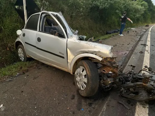 Carro foi partido ao meio