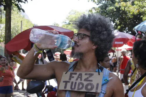 Leandro Bernardo se jogou na folia, neste domingo (5)