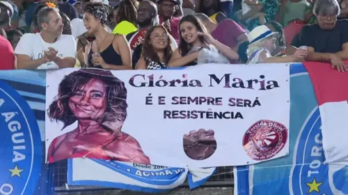 O público que estava nas arquibancadas homenageou Glória Maria durante ensaios