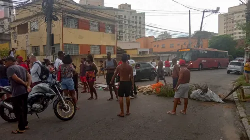 Trânsito foi fechado nos dois sentidos