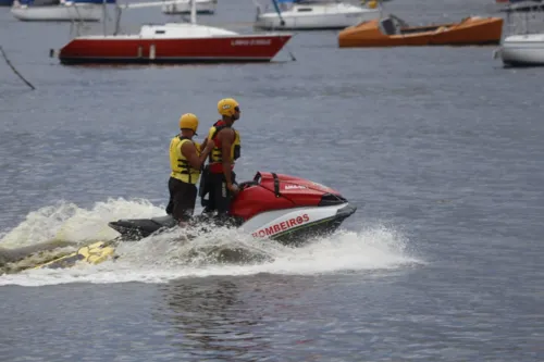 Bombeiros também usam motos aquáticos, além de outros recursos nas buscas