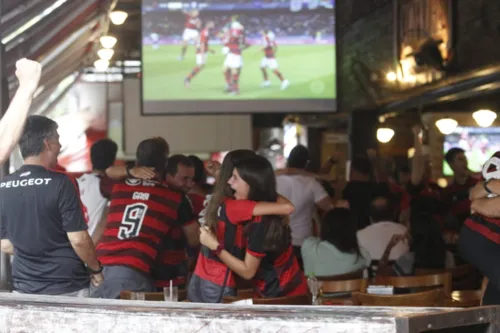 Torcedores reunidos em bar de Niterói se abraçam depois do gol de Pedro