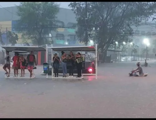 Pessoas que estavam na rua ficaram presas no ponto de ônibus