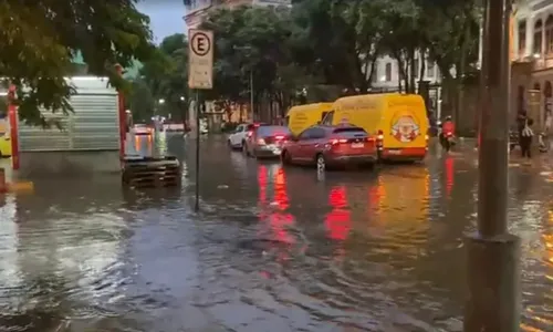 Ruas do Catete alagadas após temporal nesta terça (7)