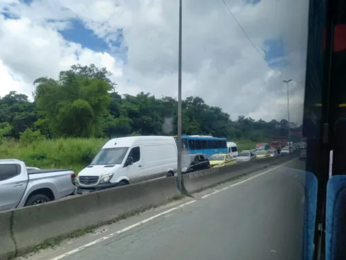 Trânsito está bem congestionado, entre Maria Paula e Santa Bárbara,  no sentido São Gonçalo