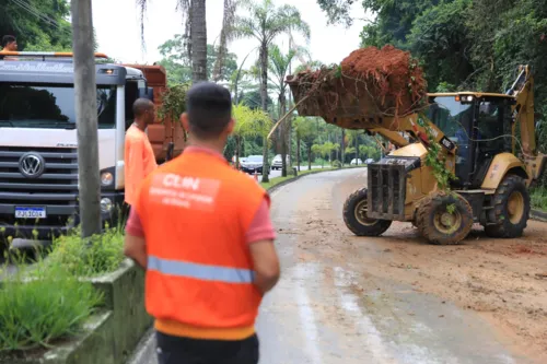 A NitTrans está com o efetivo reforçado, com operadores nas ruas orientando os motoristas e atuando nos desvios necessários