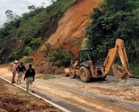 Deslizamento afeta a pista