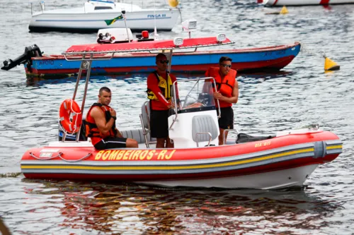 Bombeiros ainda procuram por um casal