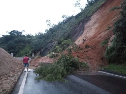 Bloqueio aconteceu de madrugada devido deslizamento de terra