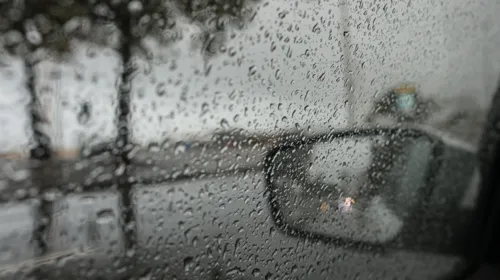 A previsão para as próximas hora é de pancadas de chuva de intensidade moderada/forte