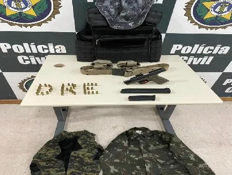 Armas e fardamento militar foram aprendidos