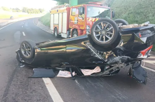 As vítimas fatais foram jogadas para fora do carro e morreram no local