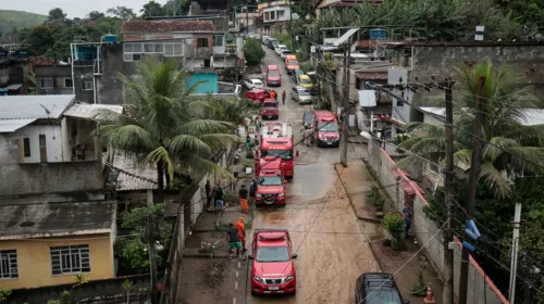 Bombeiros atuam no local