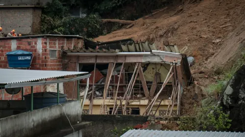 Casa onde a manicure morava: vizinhos ajudaram construindo uma barreira