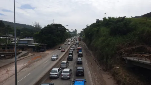 Pista foi liberada parcialmente para os trabalhos dos funcionários da prefeitura de São Gonçalo