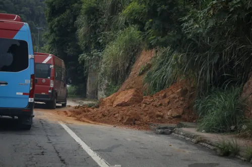 Barranco de um terreno que fica ao lado da pista cedeu para o asfalto