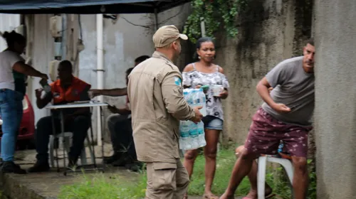 Estão sendo recolhidos desde alimentos, água potável a colchões e roupas de cama