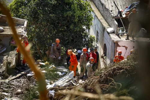 Bombeiros tentam localizar pai, mãe e a filha, de apenas quatro anos