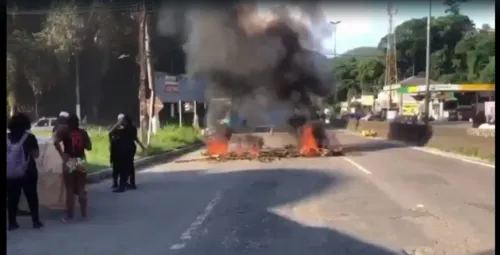 Moradores pedem ajuda para conter possível desmoronamento